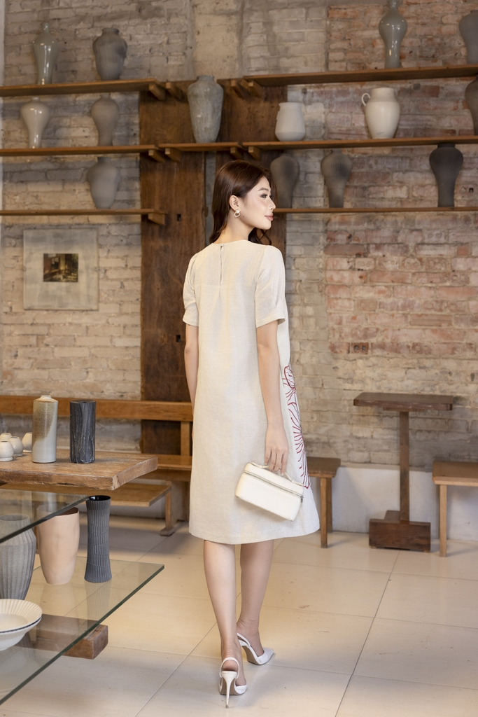 SWANLAKE | Váy Đầm Nữ Midi Suông Tay Ngắn Cổ Tròn Vải Linen Thêu Hoa Cao Cấp Công Sở D13363LW01