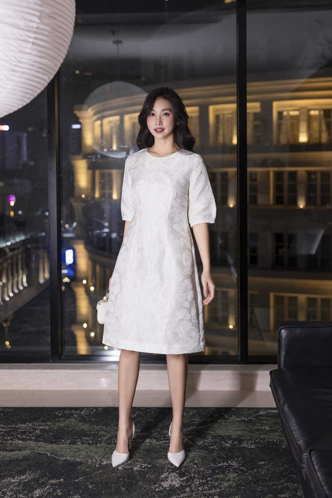 SWANLAKE | Váy Đầm Midi Nữ Phom A Vải Gấm Tafta Hoa Cổ Tròn Tay Lỡ Có Túi Công Sở Đi Tiệc D13377LW01