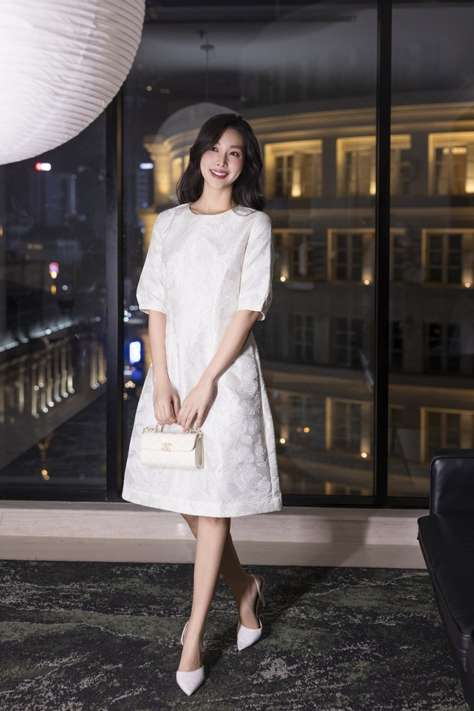 SWANLAKE | Váy Đầm Midi Nữ Phom A Vải Gấm Tafta Hoa Cổ Tròn Tay Lỡ Có Túi Công Sở Đi Tiệc D13377LW01