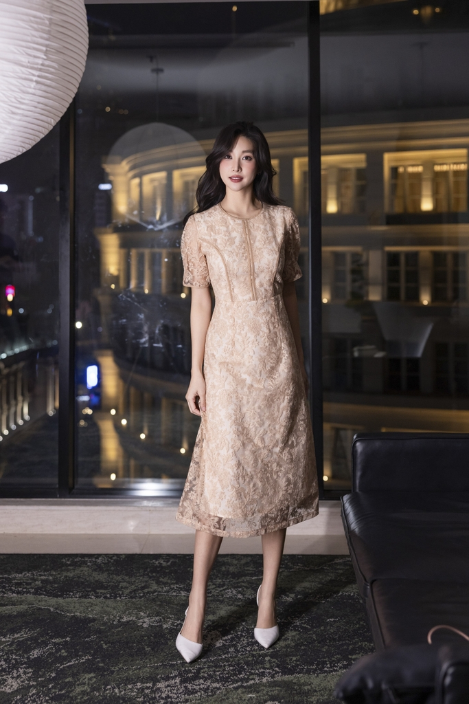 SWANLAKE | Váy Đầm Midi Nữ Phối Ren Thêu Hoa 2 Lớp Cổ Tròn Tay Ngắn Chiết Eo Tiệc Sang Trọng D13385LW01