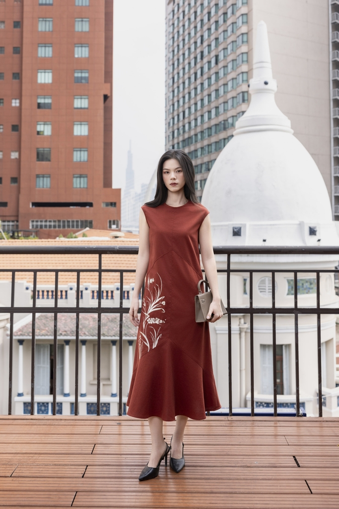 SWANLAKE | Váy Đầm Nữ Suông Sát Nách Cổ Tròn Đuôi Cá Vải Linen Thêu Hoa Cao Cấp Thanh Lịch D13313LW01