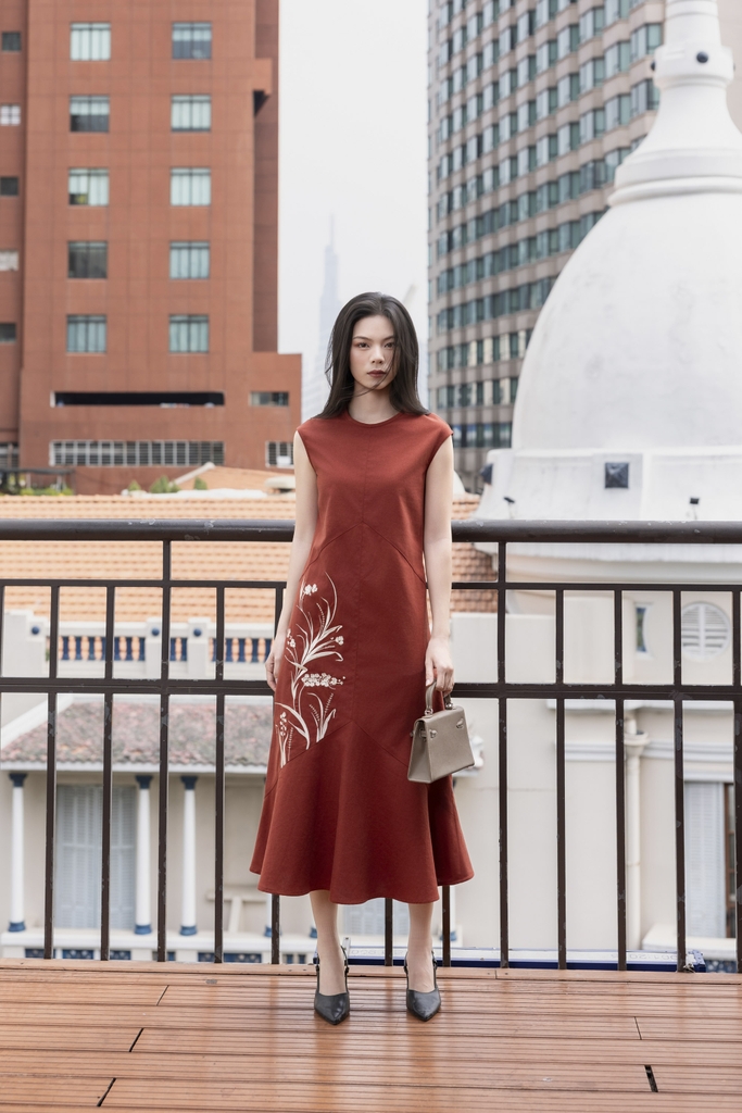 SWANLAKE | Váy Đầm Nữ Suông Sát Nách Cổ Tròn Đuôi Cá Vải Linen Thêu Hoa Cao Cấp Thanh Lịch D13313LW01