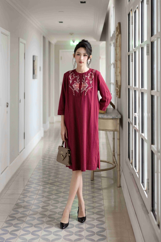 SWANLAKE | Váy Đầm Nữ Suông Vải Cotton Sọc Thêu Hoa Họa Tiết Tay Lỡ Cổ Trụ Cài Nút Công Sở D13173LW01