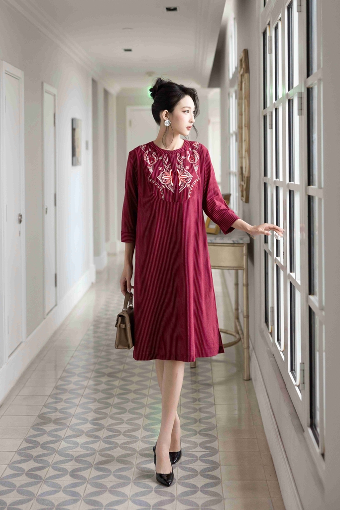 SWANLAKE | Váy Đầm Nữ Suông Vải Cotton Sọc Thêu Hoa Họa Tiết Tay Lỡ Cổ Trụ Cài Nút Công Sở D13173LW01