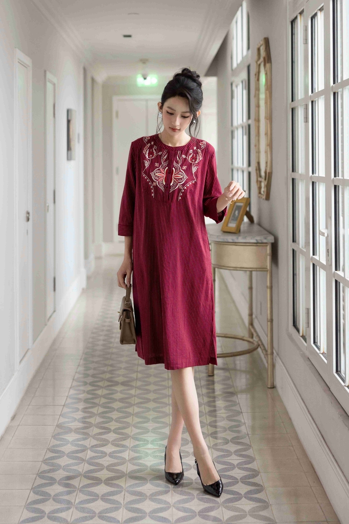 SWANLAKE | Váy Đầm Nữ Suông Vải Cotton Sọc Thêu Hoa Họa Tiết Tay Lỡ Cổ Trụ Cài Nút Công Sở D13173LW01