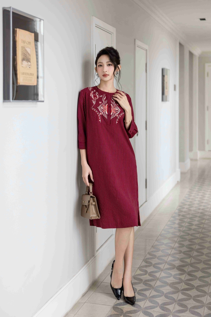 SWANLAKE | Váy Đầm Nữ Suông Vải Cotton Sọc Thêu Hoa Họa Tiết Tay Lỡ Cổ Trụ Cài Nút Công Sở D13173LW01