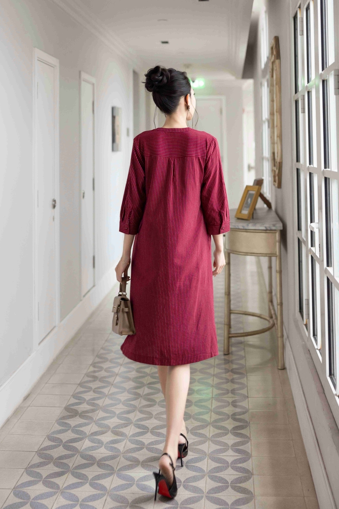 SWANLAKE | Váy Đầm Nữ Suông Vải Cotton Sọc Thêu Hoa Họa Tiết Tay Lỡ Cổ Trụ Cài Nút Công Sở D13173LW01