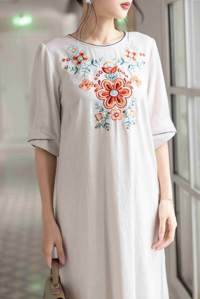 SWANLAKE | Váy Đầm Nữ Suông Vải Linen Cao Cấp Thêu Hoa Cổ Tròn Viền Tay Lỡ Có Túi Công Sở D12858W01