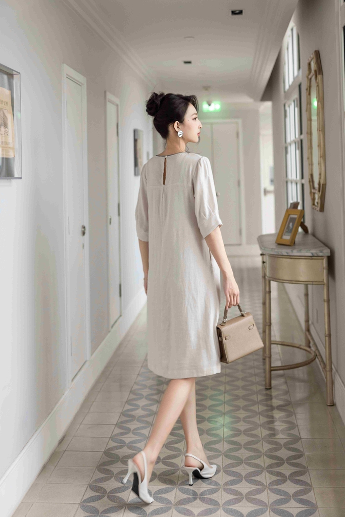 SWANLAKE | Váy Đầm Nữ Suông Vải Linen Cao Cấp Thêu Hoa Cổ Tròn Viền Tay Lỡ Có Túi Công Sở D12858W01