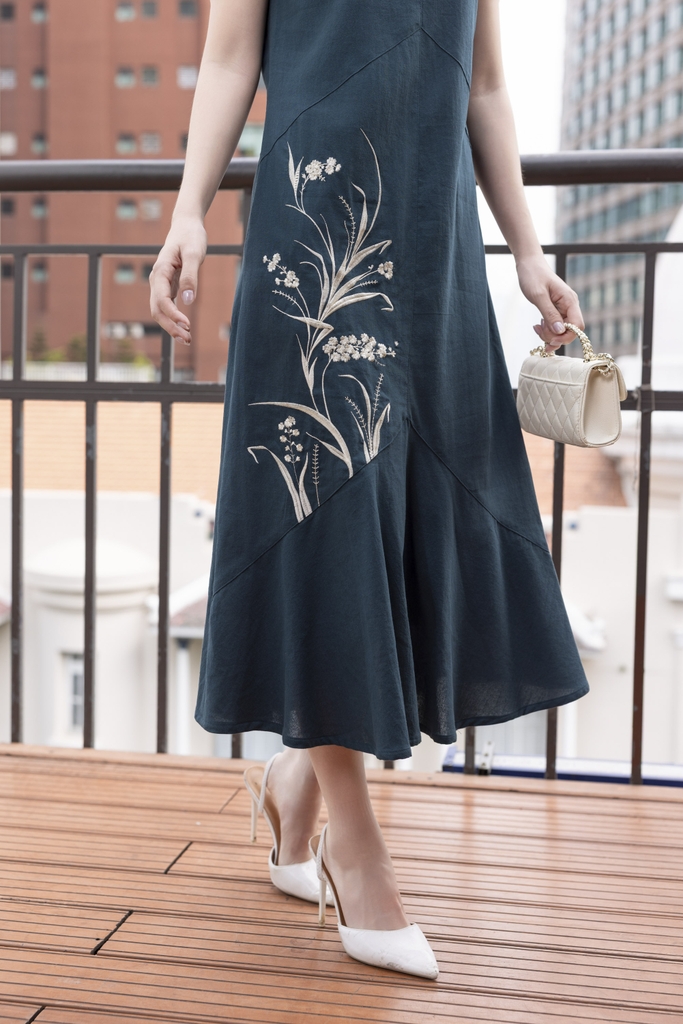 SWANLAKE | Váy Đầm Nữ Suông Sát Nách Cổ Tròn Đuôi Cá Vải Linen Thêu Hoa Cao Cấp Thanh Lịch D13313LW01