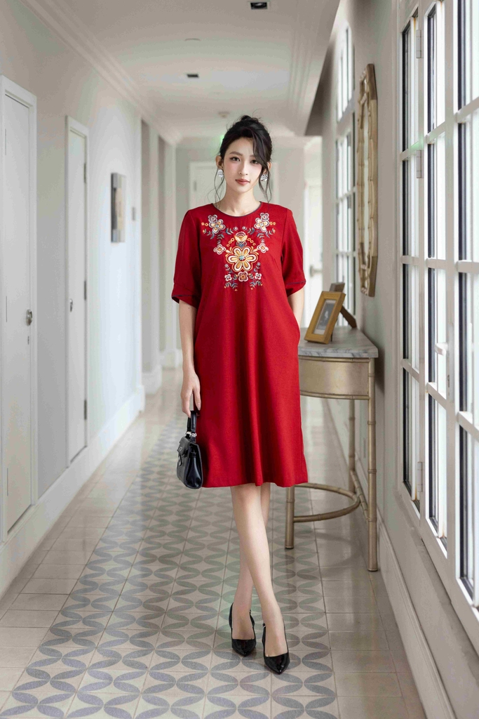 SWANLAKE | Váy Đầm Nữ Suông Vải Linen Cao Cấp Thêu Hoa Cổ Tròn Viền Tay Lỡ Có Túi Công Sở D12858W01