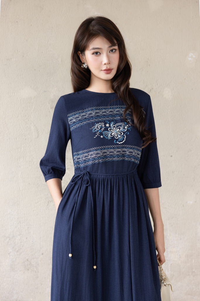 SWANLAKE | Váy Đầm Nữ Maxi Đuôi Cá Xòe Vải Linen Hàn Thêu Hoa Cổ Tròn Tay Lỡ Dây Thắt Eo D13700LW01
