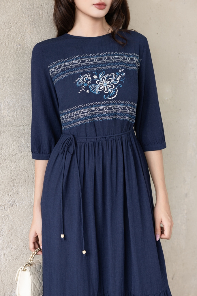 SWANLAKE | Váy Đầm Nữ Maxi Đuôi Cá Xòe Vải Linen Hàn Thêu Hoa Cổ Tròn Tay Lỡ Dây Thắt Eo D13700LW01