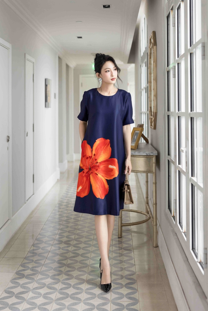 SWANLAKE | Váy Đầm Nữ Suông Cổ Tròn Vải Lụa Taffeta Dày In Hoa Tay Ngắn Sang Trọng Đi Tiệc D13086LW02