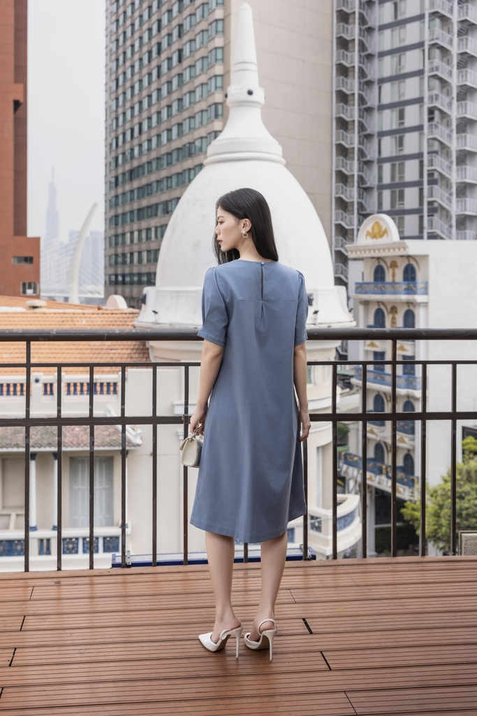 SWANLAKE | Váy Đầm Nữ Midi Suông Tay Ngắn Cổ Tròn Vải Linen Thêu Hoa Cao Cấp Công Sở D13363LW01
