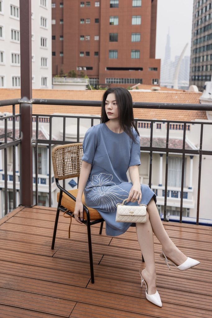 SWANLAKE | Váy Đầm Nữ Midi Suông Tay Ngắn Cổ Tròn Vải Linen Thêu Hoa Cao Cấp Công Sở D13363LW01