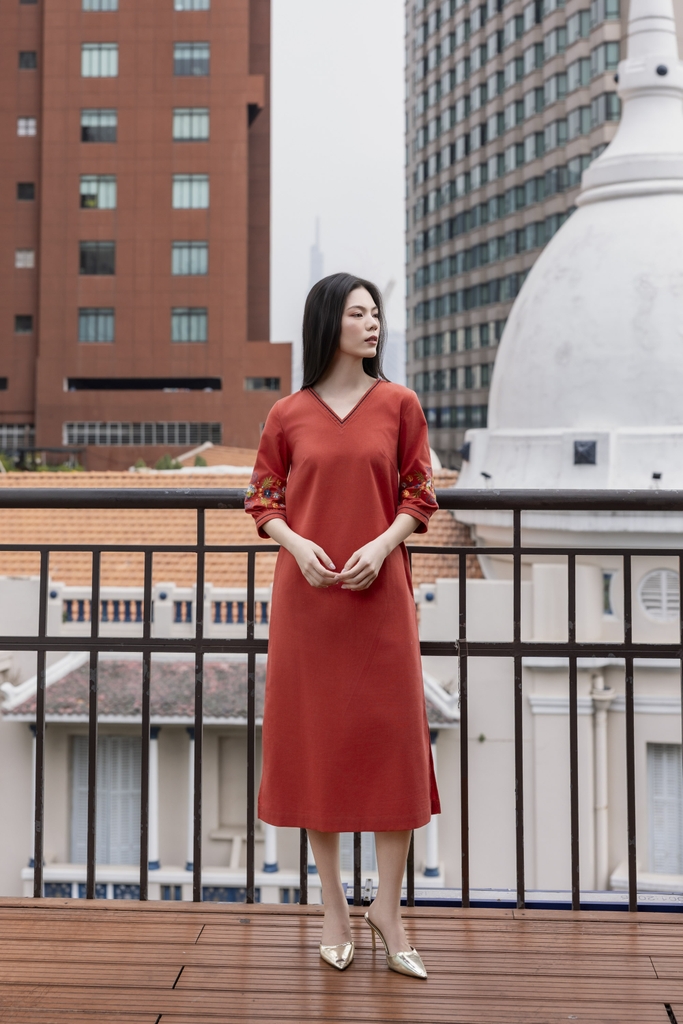 SWANLAKE | Váy Đầm Nữ Midi Suông Cổ Chữ V Tay Lỡ Thêu Hoa Vải Linen Xẻ Tà Thanh Lịch D13485LW01