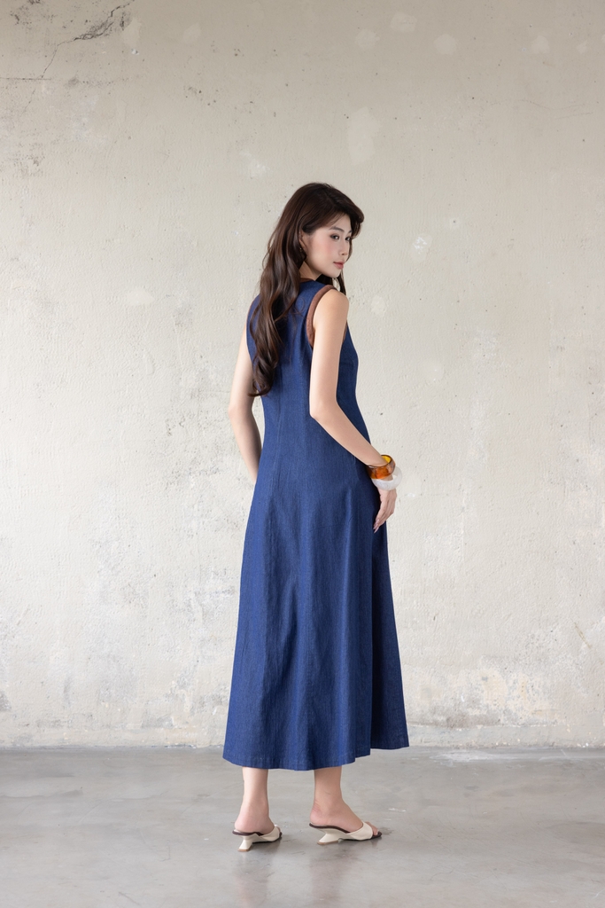SWANLAKE | Váy Đầm Denim Nữ Dài Cổ Tròn Sát Nách Chiết Eo Vải Jean Wash Phối Viền Nâu D13908LW01
