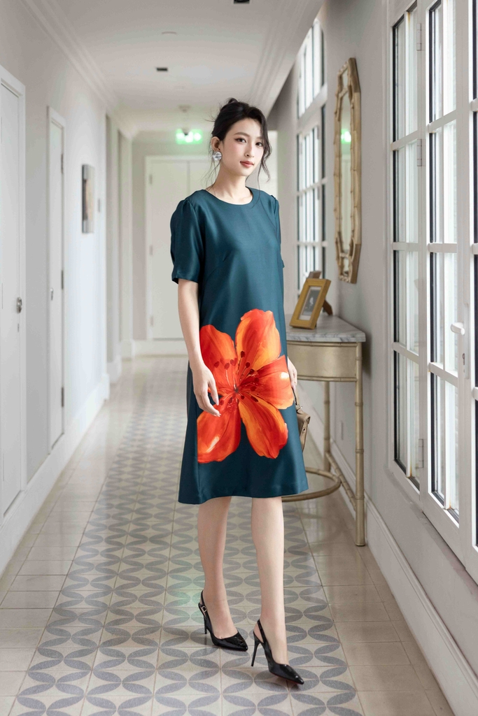 SWANLAKE | Váy Đầm Nữ Suông Cổ Tròn Vải Lụa Taffeta Dày In Hoa Tay Ngắn Sang Trọng Đi Tiệc D13086LW02