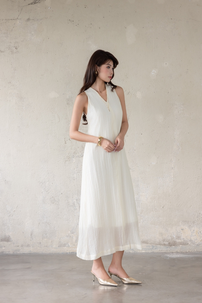 SWANLAKE | Váy Đầm Nữ Dài Dáng Suông Trơn Sát Nách Cổ Chữ V Chất Tơ Dập Ly Hai Lớp Dạo Phố D13906LW01