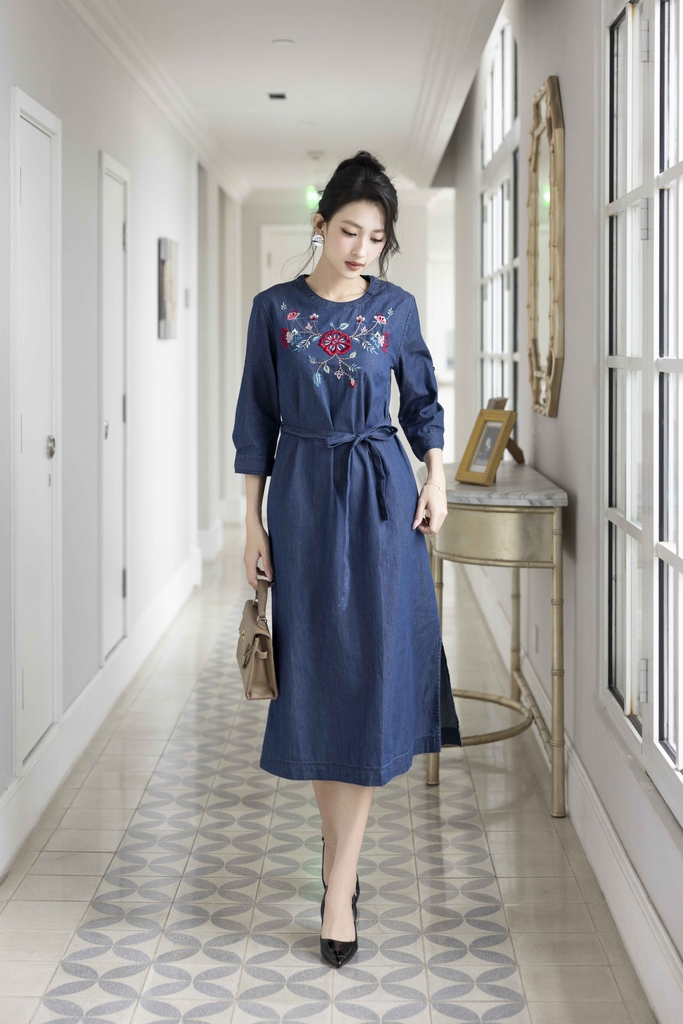 Váy Đầm Denim Phom Suông Xẻ Tà Tay Lỡ Cổ Tròn Vải Jean Wash Thêu Hoa Dây Thắt Eo D13016LW01