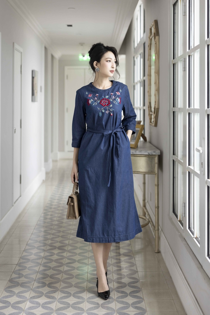 Váy Đầm Denim Phom Suông Xẻ Tà Tay Lỡ Cổ Tròn Vải Jean Wash Thêu Hoa Dây Thắt Eo D13016LW01