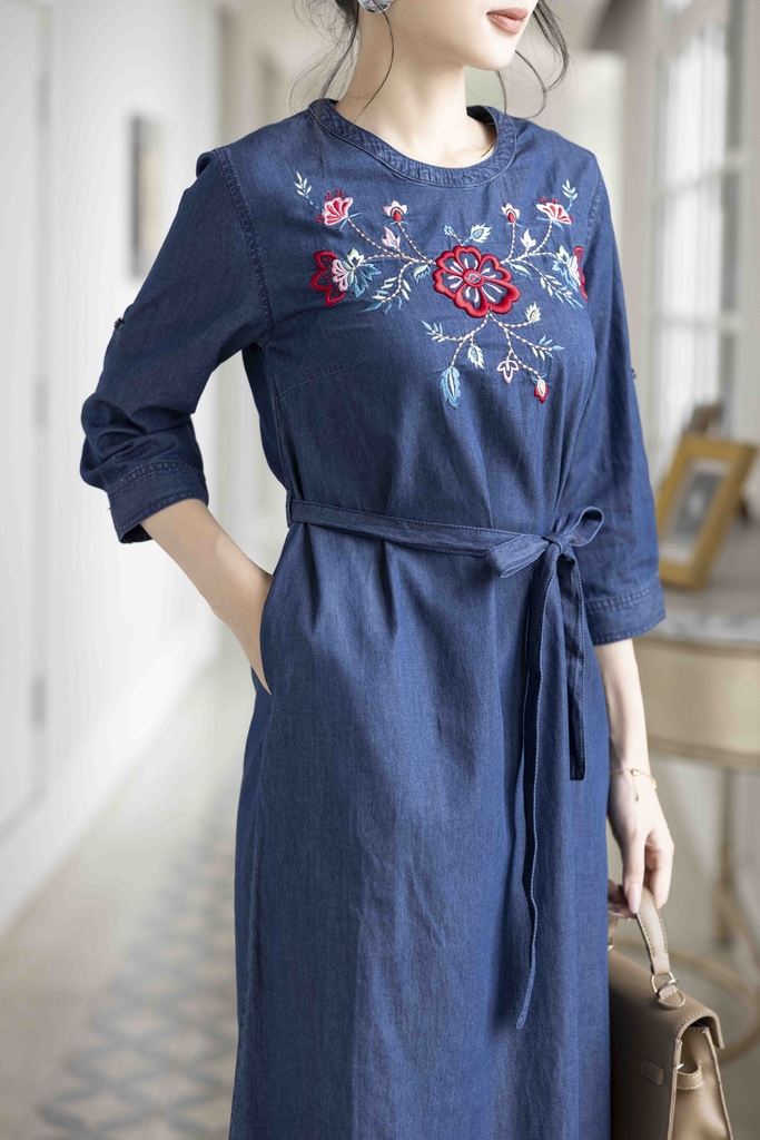 Váy Đầm Denim Phom Suông Xẻ Tà Tay Lỡ Cổ Tròn Vải Jean Wash Thêu Hoa Dây Thắt Eo D13016LW01