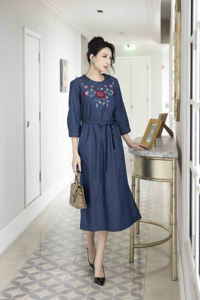 Váy Đầm Denim Phom Suông Xẻ Tà Tay Lỡ Cổ Tròn Vải Jean Wash Thêu Hoa Dây Thắt Eo D13016LW01