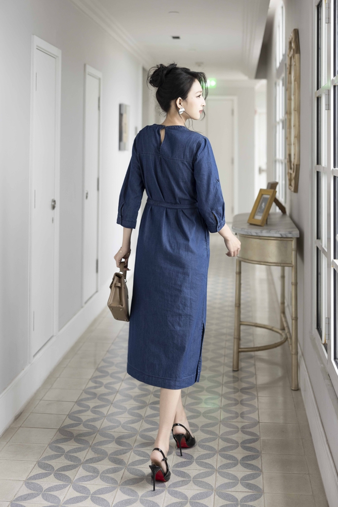 Váy Đầm Denim Phom Suông Xẻ Tà Tay Lỡ Cổ Tròn Vải Jean Wash Thêu Hoa Dây Thắt Eo D13016LW01