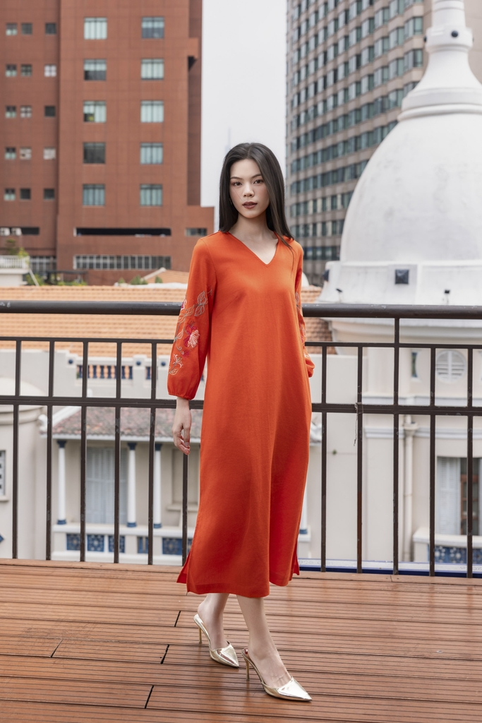 SWANLAKE | Váy Đầm Nữ Midi Suông Xẻ Tà Cổ V Tay Lỡ Thêu Hoa Nổi Vải Linen Công Sở Tiệc Có Túi D12131
