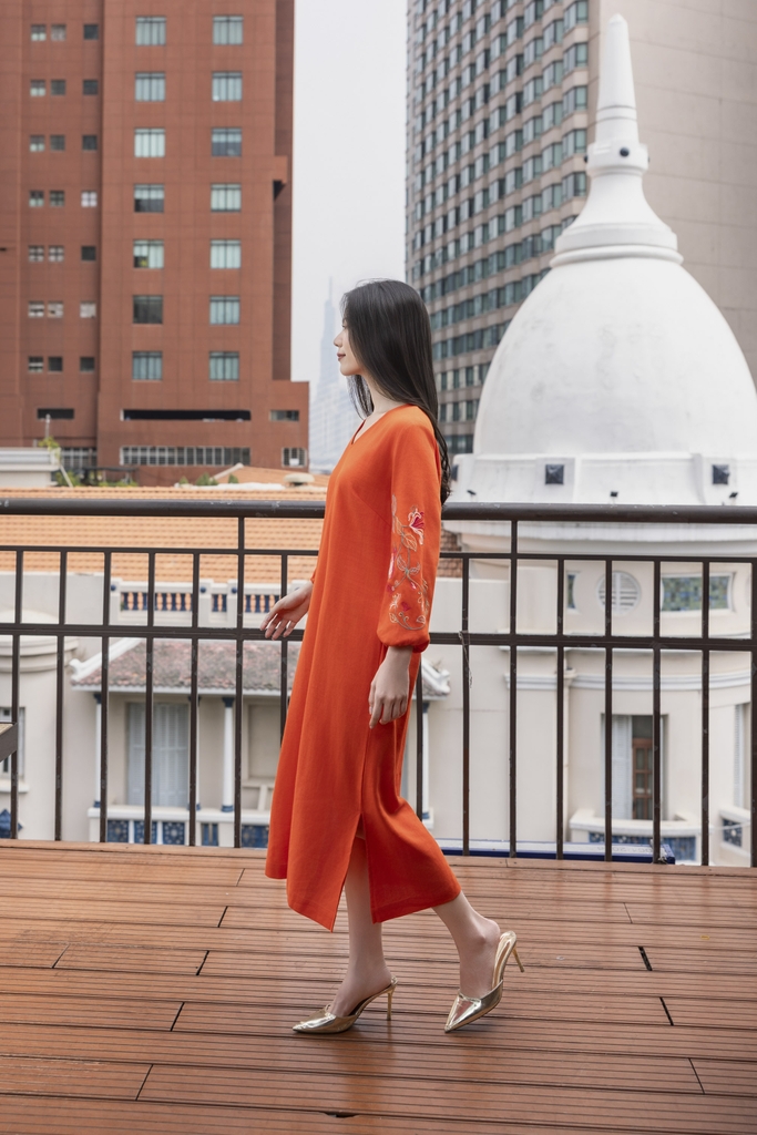 SWANLAKE | Váy Đầm Nữ Midi Suông Xẻ Tà Cổ V Tay Lỡ Thêu Hoa Nổi Vải Linen Công Sở Tiệc Có Túi D12131