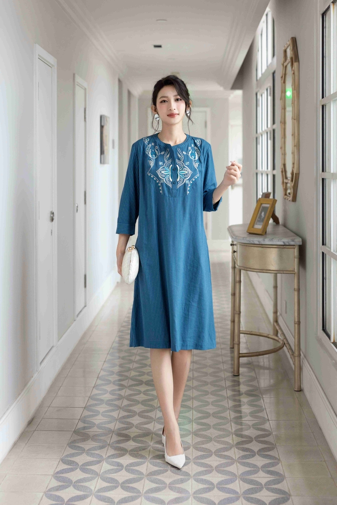 SWANLAKE | Váy Đầm Nữ Suông Vải Cotton Sọc Thêu Hoa Họa Tiết Tay Lỡ Cổ Trụ Cài Nút Công Sở D13173LW01