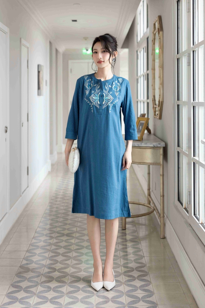 SWANLAKE | Váy Đầm Nữ Suông Vải Cotton Sọc Thêu Hoa Họa Tiết Tay Lỡ Cổ Trụ Cài Nút Công Sở D13173LW01