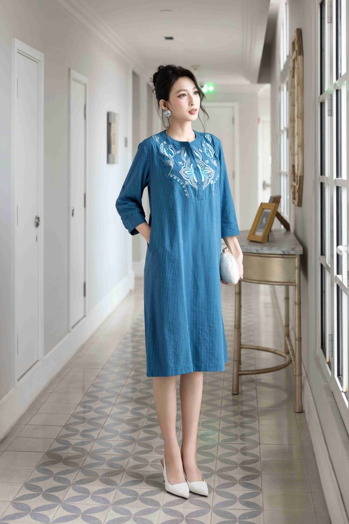 SWANLAKE | Váy Đầm Nữ Suông Vải Cotton Sọc Thêu Hoa Họa Tiết Tay Lỡ Cổ Trụ Cài Nút Công Sở D13173LW01