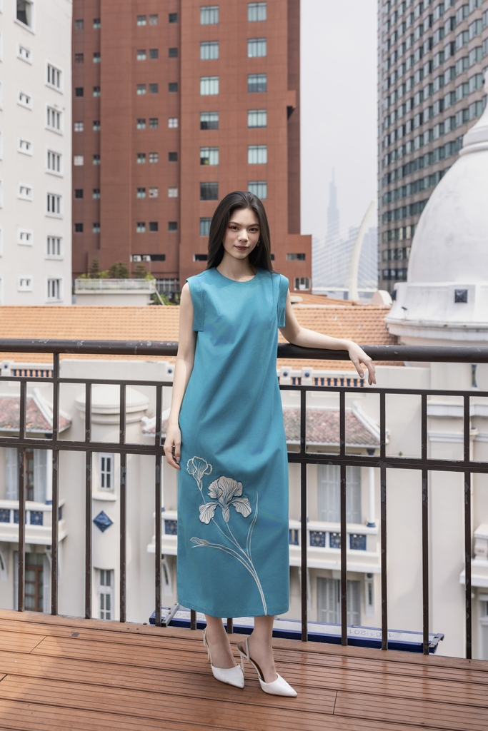 SWANLAKE | Váy Đầm Nữ Suông Sát Nách Cổ Tròn Xẻ Tà Vải Linen Thêu Hoa Cao Cấp Công Sở D13365LW01