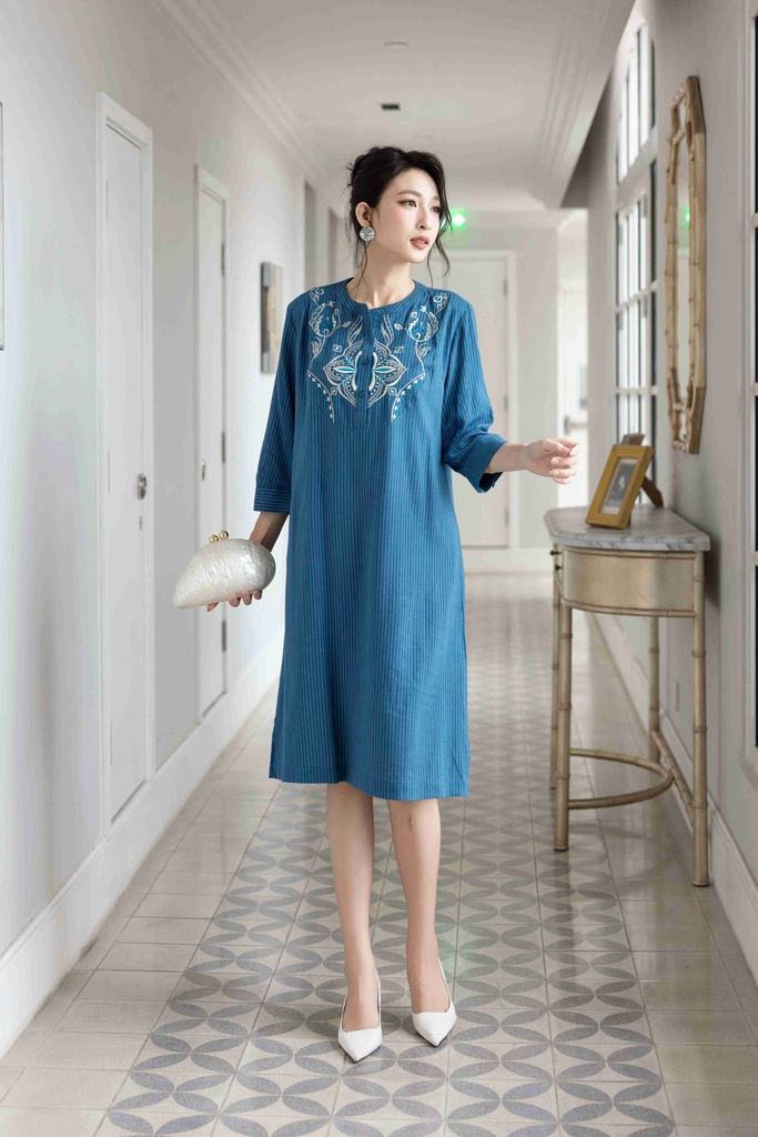 SWANLAKE | Váy Đầm Nữ Suông Vải Cotton Sọc Thêu Hoa Họa Tiết Tay Lỡ Cổ Trụ Cài Nút Công Sở D13173LW01