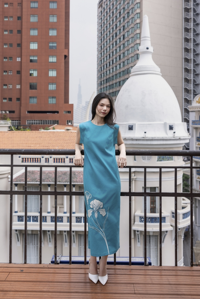 SWANLAKE | Váy Đầm Nữ Suông Sát Nách Cổ Tròn Xẻ Tà Vải Linen Thêu Hoa Cao Cấp Công Sở D13365LW01