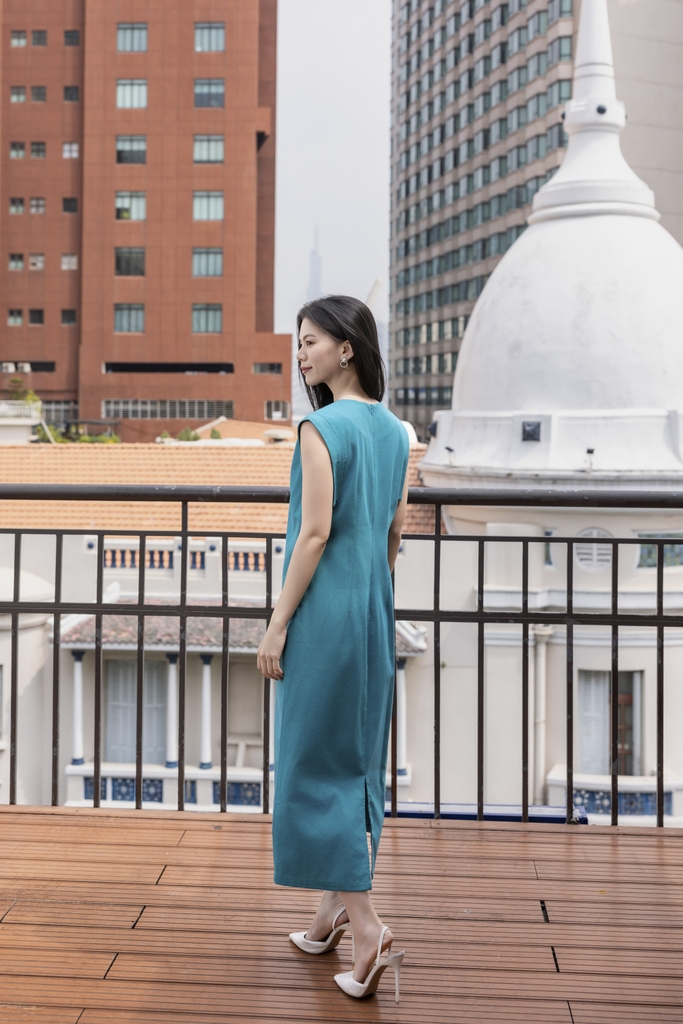 SWANLAKE | Váy Đầm Nữ Suông Sát Nách Cổ Tròn Xẻ Tà Vải Linen Thêu Hoa Cao Cấp Công Sở D13365LW01