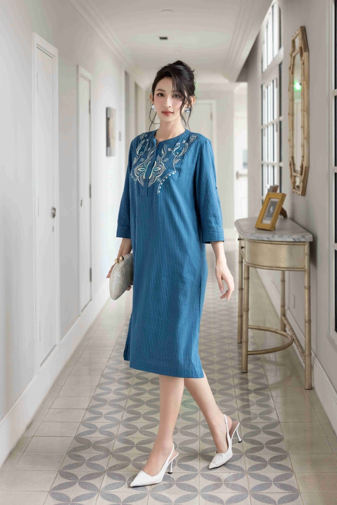 SWANLAKE | Váy Đầm Nữ Suông Vải Cotton Sọc Thêu Hoa Họa Tiết Tay Lỡ Cổ Trụ Cài Nút Công Sở D13173LW01