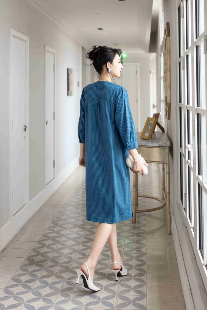 SWANLAKE | Váy Đầm Nữ Suông Vải Cotton Sọc Thêu Hoa Họa Tiết Tay Lỡ Cổ Trụ Cài Nút Công Sở D13173LW01