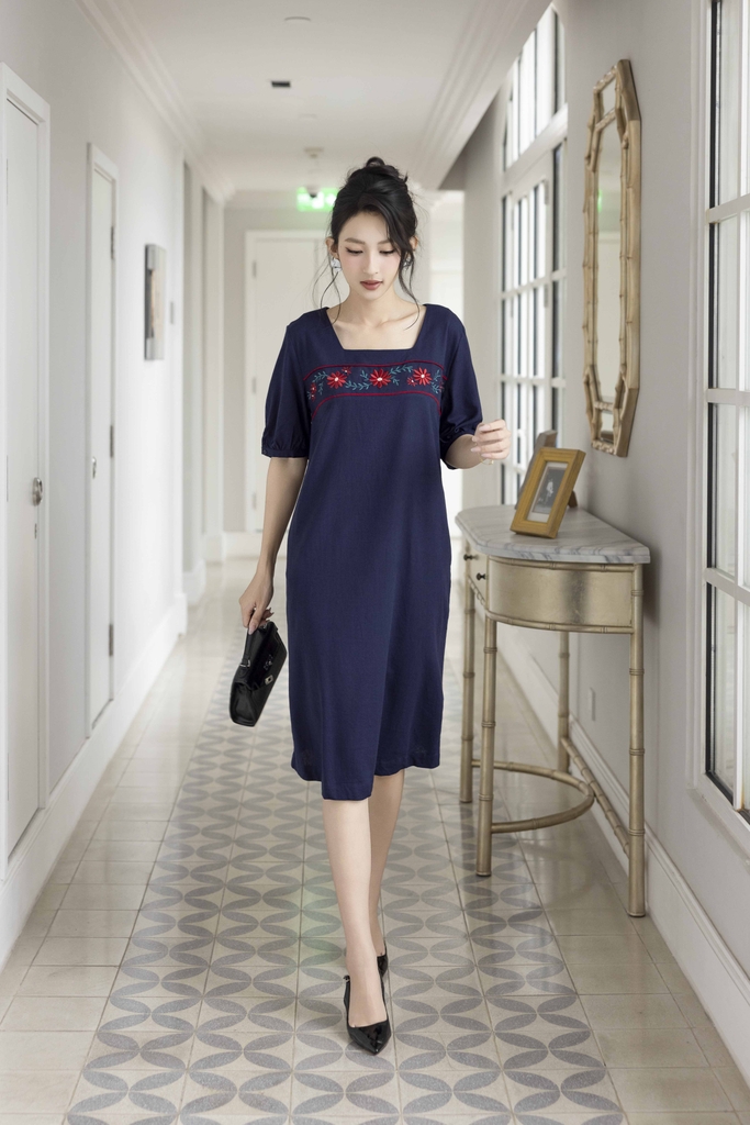 SWANLAKE | Váy Đầm Nữ Midi Suông Cổ Vuông Vải Linen Tay Ngắn Thêu Hoa Có Túi Công Sở D13079LW01