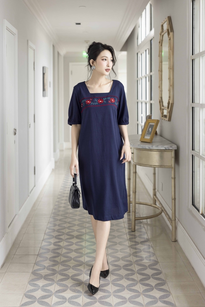 SWANLAKE | Váy Đầm Nữ Midi Suông Cổ Vuông Vải Linen Tay Ngắn Thêu Hoa Có Túi Công Sở D13079LW01