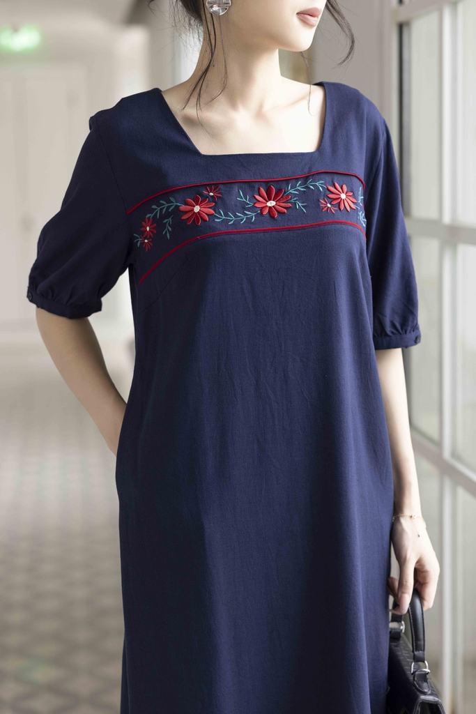 SWANLAKE | Váy Đầm Nữ Midi Suông Cổ Vuông Vải Linen Tay Ngắn Thêu Hoa Có Túi Công Sở D13079LW01