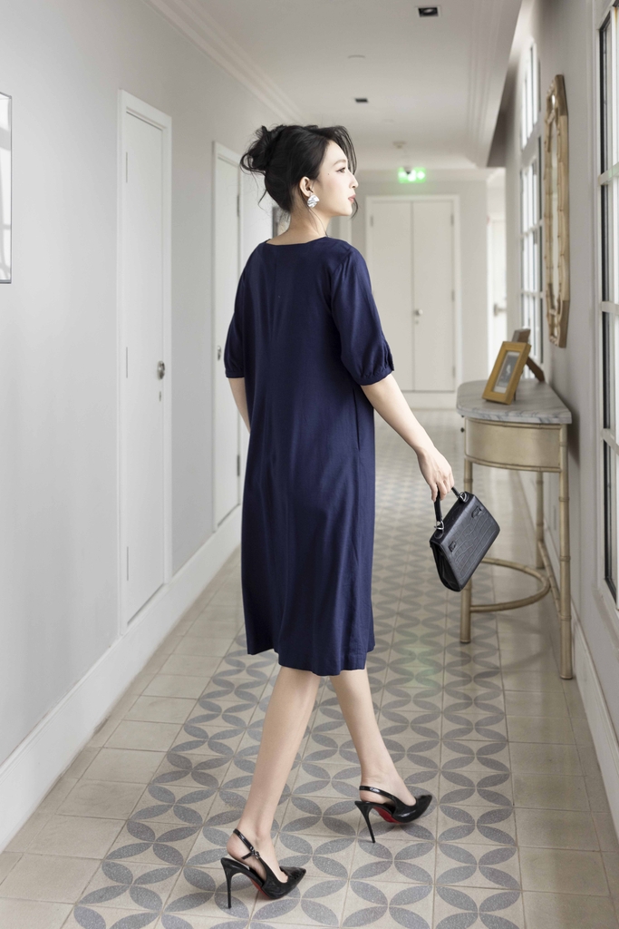 SWANLAKE | Váy Đầm Nữ Midi Suông Cổ Vuông Vải Linen Tay Ngắn Thêu Hoa Có Túi Công Sở D13079LW01