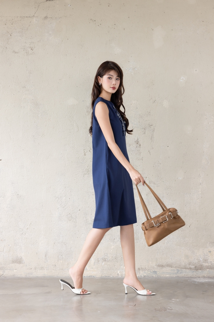 SWANLAKE | Váy Đầm Nữ Midi Suông Sát Nách Cổ Tròn Xẻ V Chất Linen Thêu Hoa Có Túi Dạo Phố D13813LW01