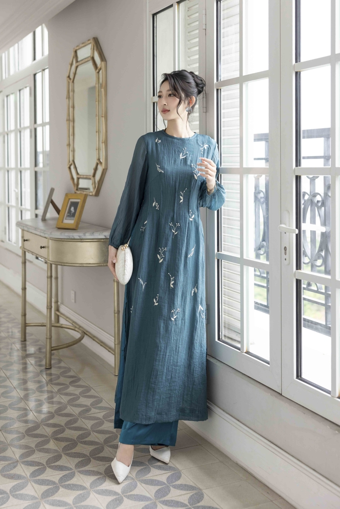 SWANLAKE | Áo Dài Cách Tân Nữ Phom Suông Cổ Tròn Chất Vải Xốp Hàn Thêu Hoa Thanh Lịch Tết L13138LW01