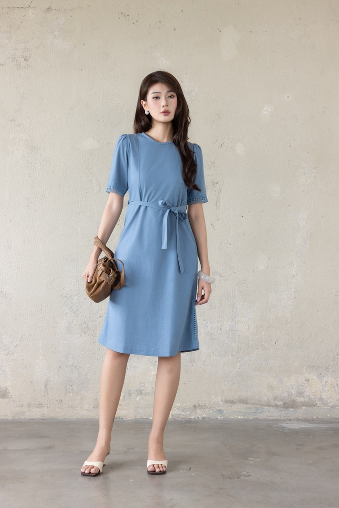 SWANLAKE | Váy Đầm Nữ Midi Vải Linen Dày Phối Viền Ren Cổ Tròn Tay Ngắn Dây Thắt Eo Công Sở D13797LW01