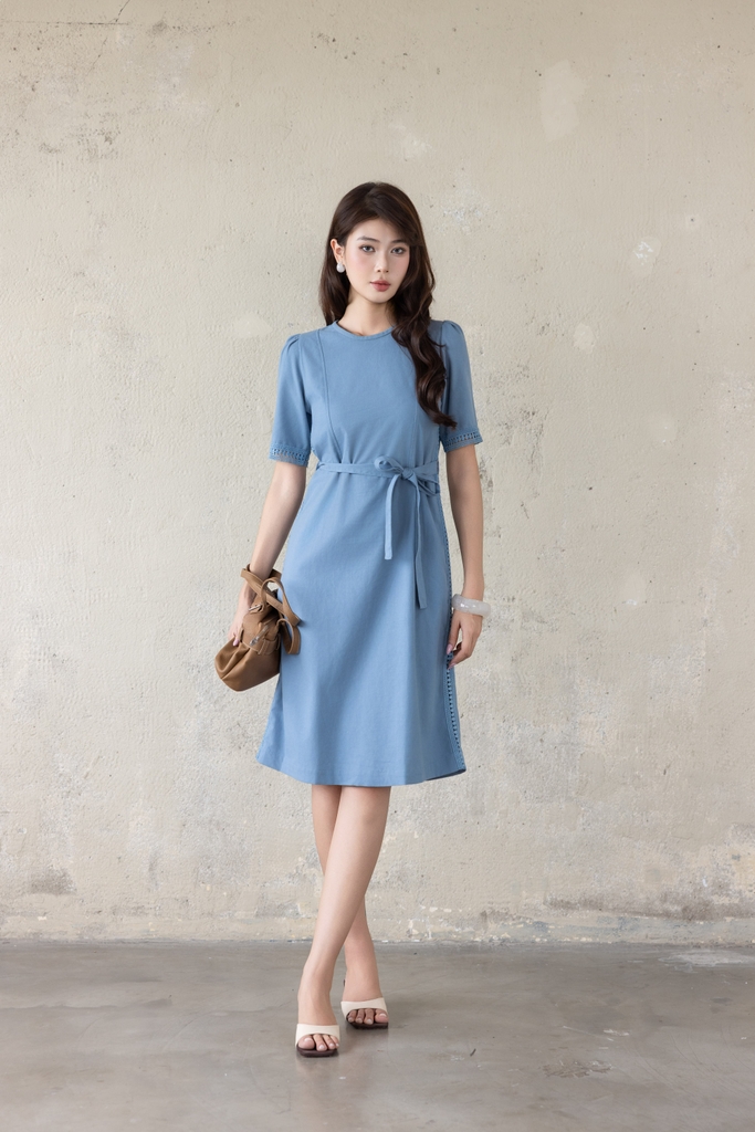 SWANLAKE | Váy Đầm Nữ Midi Vải Linen Dày Phối Viền Ren Cổ Tròn Tay Ngắn Dây Thắt Eo Công Sở D13797LW01