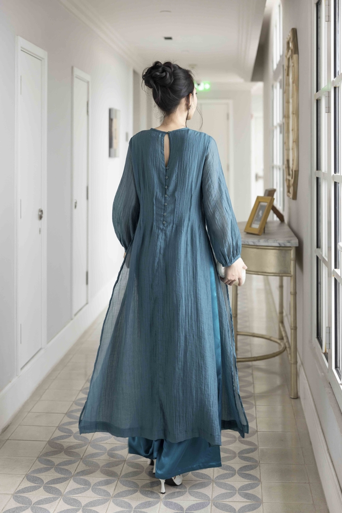 SWANLAKE | Áo Dài Cách Tân Nữ Phom Suông Cổ Tròn Chất Vải Xốp Hàn Thêu Hoa Thanh Lịch Tết L13138LW01