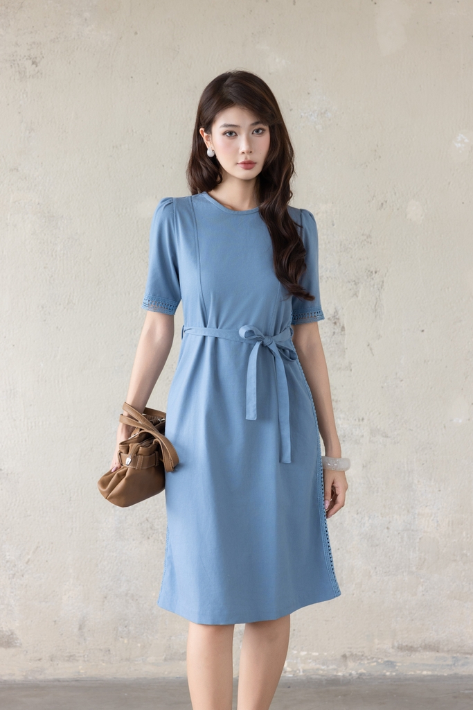 SWANLAKE | Váy Đầm Nữ Midi Vải Linen Dày Phối Viền Ren Cổ Tròn Tay Ngắn Dây Thắt Eo Công Sở D13797LW01